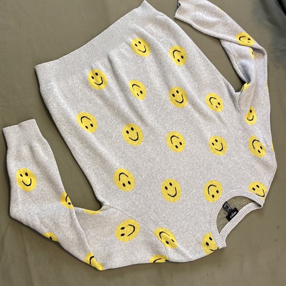 FOREVER 21 Gray Sweater with CUTE Yellow Smiley Faces size LARGE Mens - Picture 8 of 14